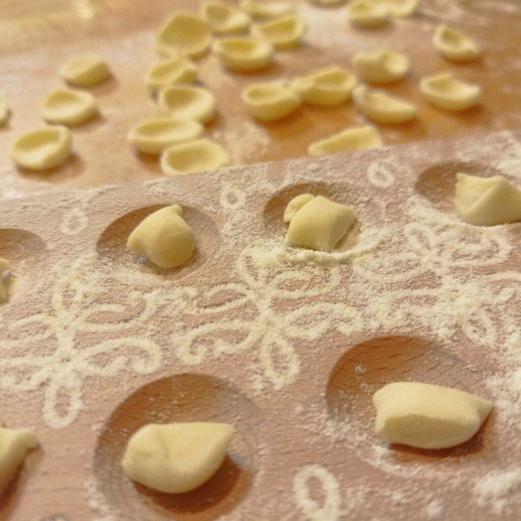 brettchen für orecchiette mit stössel muster "stickerei"