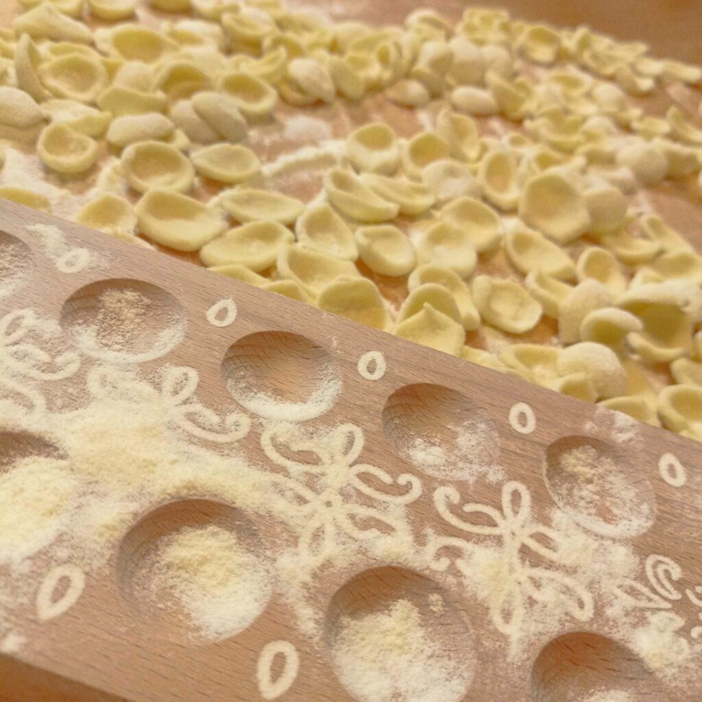 brettchen für orecchiette mit stössel muster "stickerei"